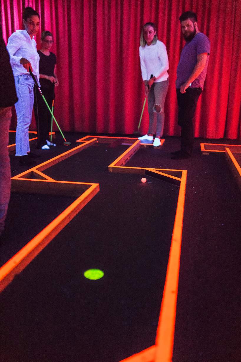 minigolf spelare studerar nästa drag