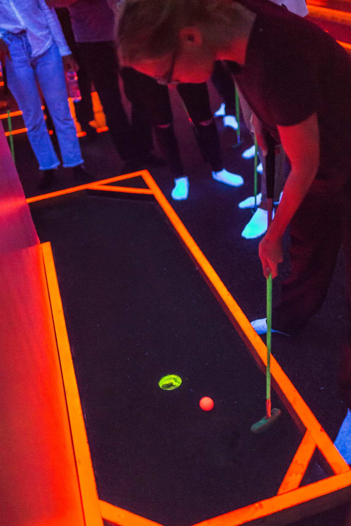 minigolf spelare siktar